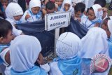 Sejumlah murid taman kanak-kanak melakukan prosesi lempar jumrah saat mengikuti latihan manasik Haji di pelataran Masjid Raya Al Fatah Ambon, Maluku, Sabtu (19/9). Latihan yang digelar Jaringan Sekolah Islam Terpadu Wilayah Maluku tersebut bertujuan untuk mengenalkan proses menunaikan ibadah haji sejak usia dini. ANTARA FOTO/Embong Salampessy/kye/15.