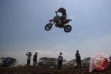 Pebalap cilik beradu cepat saat mengikuti Pasuruan Motocross 2015 kelas SE 50 cc di sirkuit EJM SP Wong Ndeso, Pasuruan, Jawa Timur, Minggu (20/9). Kelas SE 50 cc yang diikuti oleh 20 peserta usia 4-8 tahun dari berbagai daerah tersebut bertujuan untuk mencari bibit pembalap motor cross. Antara Jatim/Moch Asim/zk/15