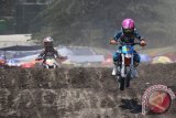 Pebalap cilik beradu cepat saat mengikuti Pasuruan Motocross 2015 kelas SE 50 cc di sirkuit EJM SP Wong Ndeso, Pasuruan, Jawa Timur, Minggu (20/9). Kelas SE 50 cc yang diikuti oleh 20 peserta usia 4-8 tahun dari berbagai daerah tersebut bertujuan untuk mencari bibit pembalap motor cross. Antara Jatim/Moch Asim/15