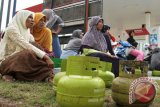 Warga  menunggu kedatangan pasokan elpiji 3 kilogram di SPBU Braden, Kabupaten Aceh Besar, Selasa (21/9). Warga mengaku untuk mendapatkan elpiji subsidi, mereka terpaksa antri selama lima jam, sementara harga alpiji di jual seharga Rp17.000 pertabung atau lebih mahal  Rp1.000 dari harga ketetapan pemerintah, yakni Rp16.000 pertabung. ACEH.ANTARA NEWS.COM/Ampelsa/15
