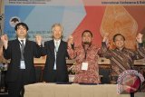 Dirjen Sumber Daya dan Perangkat Pos dan Informatika Kementerian Komunikasi dan Informatika, Muhammad Budi Setiawan (kanan)  bergandengan tangan dengan Ketua 5G Forum Indonesia, Sigit P.W Jarot (kedua kanan), Ketua 5G Forum Jepang, Susumu Yoshida (kedua kiri) dan Direktur Divisi Komunikasi Land Mobile Kementerian Komunikasi Jepang, Junichi Nakazawa (kiri) seusai menandatangani nota kesepahaman (Mou) kerjasama teknologi 5G di Kuta, Senin (21/9). Kegiatan tersebut merupakan kerjasama antar forum 5G Indonesia-Jepang dalam bidang pengembangan teknologi informasi dari kecepatan 10Mbps (3G) menuju 50Gbps (5g). FOTO ANTARA/Nyoman Budhiana/i018/2015.