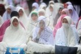 Sejumlah umat Muslim mengikuti Tasyakuran dan Tabligh Akbar Muhasabah di halaman Auditorium Universitas Tanjungpura, Pontianak, Kalbar, Minggu (20/9). Pelaksanaan Tasyakuran dan Tabligh Akbar tersebut merupakan perwujudan rasa syukur atas turunnya hujan pada Sabtu (19/9) lalu yang menyebabkan kabut asap menjadi berkurang. ANTARA FOTO/Jessica Helena Wuysang/kye/15