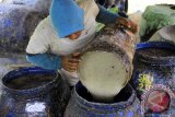 Seorang pekerja menuang getah pohon pinus hasil sadap di Area hutan pinus, Sempu, Banyuwangi, Jawa Timur. Senin (21/9). Pekerja mengaku, saat musim kemarau getah pinus yang biasanya di gunakan sebagai bahan baku seperti cat, sabun dan parfum tersebut mengalami peningkatan kualitas getah yang bersih dari kotoran sehingga harganya lebih mahal berkisar Rp3.800 per kilogramnya. Antara Jatim/ Budi Candra Setya/zk/15.