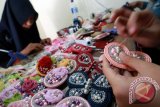 Perajin memproduksi bros kain berbahan limbah konveksi di salah satu sentra kerajinan bross di Karangtengah, Blitar, Jawa Timur, Selasa (22/9). Kerajinan bros yang memanfaatkan kain sisa limbah konveksi tersebut di jual antara Rp5 ribu hingga Rp50 ribu per bungkus isi 3 biji dan dipasarkan ke beberapa kota besar seperti Jakarta, Surabaya, Bandung, dan Medan serta kebeberapa negara di asia seperti Jepang, Hongkong, dan Cina. Antara Jatim/Irfan Anshori/zk/15