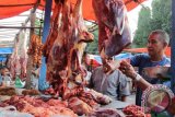 Warga berbelanja daging  saat berlangsung tradisi Meugang pada hari pertama menyambut Hari Raya Idul Adha 1436 Hijriyah di  Pasar Peunayung, Banda Aceh, Selasa (22/9). Pada hari pertama tradisi Meugang Idul Adha  itu, harga daging berkisar antara Rp130.000 hingga Rp140.000 perkilo. ACEH.ANTARANEWS.COM/Ampelsa/15
