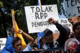 Ratusan buruh yang tergabung dalam FPR (Front Perjuangan Rakyat) menggelar unjuk rasa di depan Pemda Jombang, Jawa Timur, Selasa (22/9). Dalam aksinya mereka menuntut kenaikan UMK (upah minimum kabupaten/kota) tahun 2016 berdasarkan hasil survey buruh sebesar Rp 2.700.000. Antara Jatim/Syaiful Arif/zk/15