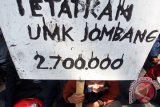 Ratusan buruh yang tergabung dalam FPR (Front Perjuangan Rakyat) menggelar unjuk rasa di depan Pemda Jombang, Jawa Timur, Selasa (22/9). Dalam aksinya mereka menuntut kenaikan UMK (upah minimum kabupaten/kota) tahun 2016 berdasarkan hasil survey buruh sebesar Rp 2.700.000. Antara Jatim/Syaiful Arif/zk/15