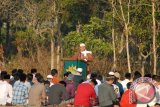 Jamaah Muhammadiyah mendengarkan khutbah Idul Adha di Lapangan Perintis, Kota Bondowoso, Jawa Timur, Rabu (23/9). Sejumlah warga Muhammadiyah melakukan Shalat Idul Adha 1436 H, pada hari ini karena karena Muhammadiyah menerapkan metode hisab murni (penghitungan) dan menetapkan 10 Dzulhijjah atau Hari Raya Idul Adha jatuh pada 23 September 2015. Antara Jatim/Seno/zk/15.