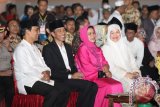 Presiden RI Joko Widodo dan Penjabat Gubernur Kalsel Tarmizi A Karim meyaksikan Kirab Takbir Idul Adha di halaman Masjid Raya Sabilal Muhtadin Banjarmasin, Rabu (23/9). Presiden dan Ibu Negara Iriani Joko Widodo akan mengikuti salat Idul Adha di Masjid Agung Al Karomah Martapura Kamis (24/9) sebelum melanjutkan kunjungan kerjanya ke Medan Sumatera Utara. ANTARAFOTO/Herry Murdy Hermawan