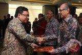 Menteri Keuangan Bambang Brodjonegoro (kiri) menyerahkan salinan berkas Kepres pengangkatan kepada Ketua Dewan Komisioner Lembaga Penjamin Simpanan (LPS) Halim Alamsyah (kanan) di Jakarta, Rabu (23/9). Keppres menetapkan Halim Alamsyah sebagai Ketua Dewan Komisioner LPS periode masa jabatan 2015-2020 menggantikan Heru Budiargo yang telah berakhir masa jabatannya. ANTARA FOTO/Reno Esnir/wdy/15.