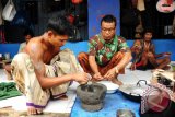 Tiga nelayan asing mengemas bahan masakan di pelataran Rumah Detensi Imigrasi (Rudenim) Pontianak, di Sungai Raya, Kabupaten Kubu Raya, Kalbar, Selasa (22/9). Hingga sekarang Rudenim Pontianak masih mengalami kelebihan kapasitas huni, yang seharusnya maksimal dihuni sebanyak 130 orang namun saat ini telah ditempati 365 orang yang terdiri dari 232 pencari suaka dan 133 pelaku pencurian ikan secara ilegal. ANTARA FOTO/Jessica Helena Wuysang/15