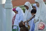 Suasana salat Idul Adha di depan gedung Islamic Centre Madiun, Jawa Timur, Rabu (23/9). Sebagian umuat Islam di Madiun melaksanakan Salat Idul Adha pada Rabu (23/9). Antara Jatim/Foto/Siswowidodo/15