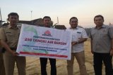 Penyerahan 250 Tangki Air Bersih dari Direksi Semen Indonesia kepada Pemkab Rembang diwakili oleh Abdullah.