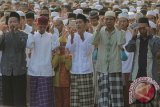 Ribuan umat Islam melaksanakan salat Idul Adha di ruas jalan Indrapura, Surabaya, Jawa Timur, Kamis (24/9). Pemerintah menetapkan Hari Raya Idul Adha 1436 Hijriyah jatuh pada hari ini, Kamis 24/9. Antara Jatim/Didik Suhartono/zk/15