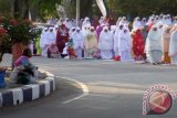 Sejumlah jamaah melaksanakan Shalat Idul Adha di Kabupaten Bojonegoro, Jawa Timur, Kamis (24/9). Dalam sambutannya, Bupati Bojonegoro Suyoto, meminta warganya meninggalkan sikap egoisme, fanatisme, radikalisme dan kemalasan, sebagai usaha mentauladani Nabi Ibrahim AS. Antara Jatim/Slamet Agus Sudarmojo/zk/15. 