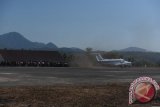 Warga menyaksikan Pesawat King Air yang ditumpangi Menteri Perhubungan Ignasius Jonan melakukan penerbangan pertama di Lapangan Terbang Perintis Puluau Bawean, Gresik, Jawa Timur, Rabu (23/8). Lapangan terbang yang memiliki panjang landasan 930 meter dan lebar 23 meter dan akan diberi nama Bandara Harun Thohir tersebut akan beroperasi pada Desember 2015. Antara Jatim/Zabur Karuru/zk/15