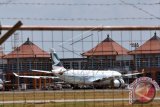 Pesawat Airbus A330 milik maskapai Cathay Pacific berada di parkir setelah mendarat darurat di Bandara Ngurah Rai, Denpasar, Jumat (25/9). Pesawat dengan nomor penerbangan CX170 berpenumpang 254, awak kabin 13 orang itu menempuh penerbangan dari Perth ke Hongkong namun mengalami masalah teknis sehingga terpaksa mendarat di Bali. FOTO ANTARA/Nyoman Budhiana/wdy/15.