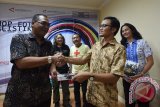 Kepala Biro Antara Jawa Timur Akhmad Munir (kiri) didampingi Direktur GFJA Oscar Matulloh (kedua kiri) dan Ketua PFI Surabaya Totok Surmarno (ketiga kiri) memberikan cendera mata kepada pihak sponsor usai membuka pelatihan Gerakan Sinau Foto Re-Kreasi di Kantor Biro Antara Jatim, Surabaya, Jawa Timur, Jumat (25/9) malam. Kegiatan yang disposnsori oleh PGN, Plazakamera.com dan Pelindo III tersebut diiukuti 14 peserta yang berlangsung hingga 22 November 2015. Antara Jatim/Zabur Karuru/zk/15