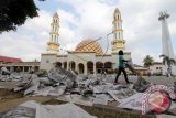 Sejumlah warga memungut koran bekas alas saat salat Idul Adha di pelataran Masjid Raya Alfatah, Ambon, Maluku, Kamis (24/9). Koran-koran bekas tersebut setelah dikumpulkan langsung dijual ke pedagang pengumpul. ANTARA FOTO/izaac mulyawan/ama/15