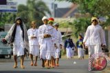 Sejumlah santri mengikuti gerak jalan dengan memakai pakaian khas pesantren saat acara Festival santri di Ruang Terbuka Hijau Maron, Banyuwangi, Jawa Timur, Minggu (27/9). Gerak jalan merupakan rangkaian acara festival santri yang diadakan pemda Banyuwangi untuk menjalin tali silaturahmi antar pondok pesantren. ANTARA FOTO/ Budi Candra Setya/wdy/15.