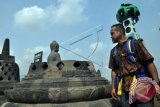 Seorang operator membawa kamera Street View Trekker berbentuk tas ransel berjalan menyusuri candi Borobudur saat dilaksanakan perekaman gambar oleh Google Maps di komplek Taman Wisata Candi Borobudur (TWCB) Magelang, Jateng, Minggu (27/9). Pada peluncuran street view Candi Borobudur yang kini bisa diakses melalui Google Maps tersebut juga diluncurkan Google Cultural Institute untuk Indonesia. ANTARA FOTO/Anis Efizudin/wdy/15