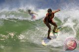 Peselancar wanita Dea Natasya asal Indonesia beraksi saat mengikuti Kompetisi Surfing International di Pantai Pulau Merah, Banyuwangi, Jawa Timur, Minggu (27/9). Sebanyak 97 peserta dari 16 negara mengikuti kejuaraan internasional yang digelar oleh pemerintah daerah Banyuwangi. ANTARA FOTO/ Budi Candra Setya/wdy/15.