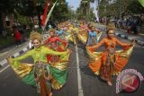 Sejumlah peserta mengikuti kirab saat acara Karnaval Pelangi Budaya Bumi Merapi di Denggung, Sleman, Yogyakarta, Minggu (27/8). Acara yang digagas oleh Dinas Kebudayaan dan Pariwisata Sleman dan melibatkan ribuan masyarakat dari berbagai elemen mulai dari komunitas seni budaya, stakeholder pariwisata hingga perguruan tinggi itu guna mengenalkan kekayaan keragaman seni budaya kepada masyarakat. ANTARA FOTO/Andreas Fitri Atmoko/wdy/15