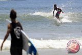 Peselancar cilik Jopen asal Banyuwangi beraksi dalam kejuaraan nasional surfing usia 14 tahun di Pulau Merah, Banyuwangi, Jawa Timur, Jumal (25/9). Surfing kelas pemula yang diikuti 30 peserta di bawah U-14 dan U-16 tersebut, bertujuan untuk mencari bibit Atlit nasional. Antara Jatim/ Budi Candra Setya/zk/15.