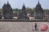 Pengunjung bersama anak-anak berwisata di kompleks Candi Sewu, Prambanan, Klaten, Jawa Tengah, Minggu (27/9). Warga memanfaatkan hari libur dengan mengajak anak mereka dengan mengunjungi obyek wisata candi sewu peninggalan Buddha yang dibangun pada abad ke-8, sebagai wisata edukasi pengenalan sejarah candi. ANTARA FOTO/ Aloysius Jarot Nugroho/wdy/15.