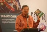 Mantan Presiden Susilo Bambang Yudhoyono memberikan tanggapan pada acara bedah buku berjudul Transformasi TNI di Jakarta, Senin (28/9). Buku karya Agus Widjojo itu secara garis besar membahas tentang konsep TNI profesional dalam sistem politik demokrasi, reformasi dalam tubuh TNI sendiri serta implikasinya terhadap tugas dan profesionalitas TNI sebagai alat pertahanan negara. ANTARA FOTO/Muhammad Adimaja/wdy/15.