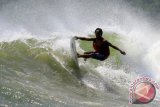 Peselancar Blerong Darmayasa beraksi saat mengikuti International Surfing Competition di Pantai Pulau Merah, Banyuwangi, Jawa Timur, Minggu (27/9). Sebanyak 97 peserta dari 16 negara mengikuti kejuaraan internasional yang digelar oleh pemerintah daerah Banyuwangi. Antara Jatim/ Budi Candra Setya/zk/15.