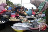 Seorang pedagang ikan laut di Pasar Kota, Kabupaten Bojonegoro, Jawa Timur, melayani seorang pembeli, Senin (28/9). Pasokan berbagai jenis ikan laut di pasar setempat kembali normal, yang semula berkurang disebabkan nelayan pantura Tuban tidak melaut akibat angin kencang. Antara Jatim/Foto/Slamet Agus Sudarmojo/zk/15. 