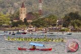 Perahu Arumbai asal Negeri Haria, Pulau Saparua, Kabupaten Maluku Tengah berhasil mencapai garis finis tercepat pada Lomba Arumbai Manggurebe saat rangkaian Pesta Teluk Ambon 2015 di perairan Pantai Galala, Teluk Ambon, Maluku, Senin (28/9). Pesta Teluk Ambon adalah acara tahunan yang mempertandingkan olahraga tradisional guna mempromosikan Ambon dan Maluku sebagai tujuan wisata unggulan. ANTARA FOTO/Embong Salampessy/wdy/15.