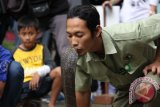 Petugas Taman Safari Indonesia (TSI) 2 mencium seekor ular kobra saat acara Pet\'s Day 2015 di TSI 2, Pasuruan, Jawa Timur, Minggu (27/9). Kegiatan yang diisi dengan berbagai lomba satwa tersebut menjadi ajang berkumpul dan menjalin silaturami di antara pecinta satwa. (ANTARA FOTO/Moch Asim)