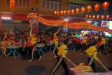 Sejumlah warga Tionghoa memperlihatkan pertunjukan Naga pada malam perayaan Budaya Zhong Qiu (Festival Musim Gugur) 2015 di Pekanbaru, Riau, Sabtu (26/9) malam. Untuk memeriahkan perayaan Zhong Qiu ini, sebanyak 1600 kue bulan dan 1000 lampion juga dibagikan kepada masyarakat Tionghoa. ANTARA FOTO/Rony Muharrman/ama/15
