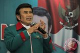 Ketua Umum Partai Islam Damai dan Aman (Idaman) Rhoma Irama memberikan pidato politiknya kepada simpatisan partai di Surabaya, Jawa Timur, Senin (29/9). Selain pendeklarasian Partai Idaman di Jawa Timur tersebut juga diadakan rekruitmen anggota. Antara Jatim/Didik Suhartono/zk/15