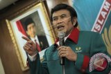 Ketua Umum Partai Islam Damai dan Aman (Idaman) H. Rhoma Irama memberikan pidato kepada simpatisan partai di Surabaya, , Jawa Timur, (29/9). Kehadirannya Rhoma dalam rangka pendeklarasian Partai Idaman di Jawa Timur sekaligus rekrutmen anggota. ANTARA FOTO/Didik Suhartono/wdy/15