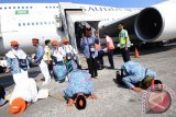 Jamaah haji bersujud syukur ketika tiba di Bandar Udara Internasional Juanda Surabaya di Sidoarjo, Jawa Timur, Selasa (29/9). Sebanyak 448 jamaah haji kloter pertama dan 444 jamaah haji kloter kedua asal Propinsi Jawa Timur debarkasi Surabaya tiba setelah usai menunaikan ibadah haji 2015. Antara Jatim/M Risyal Hidayat/zk/15