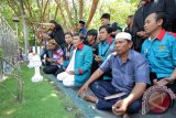 Ketua Umum Partai Islam Damai dan Aman (Idaman)  Rhoma Irama (tengah) bersama simpatisan partai berziarah ke Makam Sunan Ampel di Surabaya, Jawa Timur, Senin (29/9). Kedatangan Rhoma tersebut dalam rangka pendeklarasian Partai Idaman di Jawa Timur sekaligus rekruitmen anggota. Antara Jatim/Didik Suhartono/zk/15