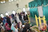 Para penziarah memenuhi ruang utama sekitar Makam Datu Kelampayan atau Syekh Muhammad Arsyad Albajary di Desa Kelampayan Tengah, Kabupaten Banjar, Minggu (27/9). Pada saat hari libur atau hari besar Islam lainnya penziarah pengarang Kitab Sabilal Muhtadin tersebut selalu penuh dikunjungi.(Foto Antaranews Kalsel/Asmuni/e)  