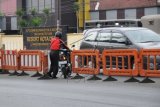 Pengendara motor membuka barikade jalan di Jalan Margonda, Depok, Jawa Barat, Senin (28/9). Perilaku tidak disiplin pengendara dalam berlalu lintas dapat membahayakan diri dan pengguna jalan lainnya. ANTARA FOTO/Indrianto Eko Suwarso/ama/15