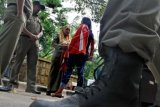 Perempuan memakai celana ketat terjaring razia Polisi Syariat Islam atau Wilayatul Hisbah dibantu Satpol PP dan aparat TNI/Polri saat razia penegakkan syariat Islam di Lhokseumawe, Provinsi Aceh. Selasa (15/9). Razia penegakkan peraturan daerah (qanun) nomor 11 tahun 2002, 12, 13 dan 14 tahun 2003 tentang Syariat Islam itu menjaring puluhan wanita memakai pakaian ketat, tidak berjilbab dan pria memakai celana pendek. ANTARA FOTO/Rahmad/foc/15.