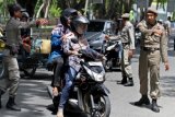 Perempuan memakai celana ketat terjaring razia Polisi Syariat Islam atau Wilayatul Hisbah dibantu Satpol PP dan aparat TNI/Polri saat razia penegakkan syariat Islam di Lhokseumawe, Provinsi Aceh. Selasa (15/9). Razia penegakkan peraturan daerah (qanun) nomor 11 tahun 2002, 12, 13 dan 14 tahun 2003 tentang Syariat Islam itu menjaring puluhan wanita memakai pakaian ketat, tidak berjilbab dan pria memakai celana pendek. ANTARA FOTO/Rahmad/foc/15.