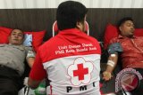 Petugas Palang Merah Indonesia (PMI)  mengambil darah pendonor saat berlangsung donor di Polres Jantho, Kabupaten Aceh Besar, Aceh, Rabu (30/9). Donor darah yang diikuti anggota polisi dan prajurit TNI dalam rangka Peringatan Hari Kesatuan Gerak Bhayangkari (HKGB) ke- 63 itu untuk memenuhi kebutuhan darah di Aceh. ACEH.ANTARAACEH.COM/Ampelsa/15 