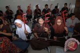 Sejumlah pelajar SMA/SMK kota Tangerang dan guru ketika belajar alat musik tradisional Tehyan di gedung KNPI, Tangerang, Banten, Rabu (30/9). Dinas Pendidikan dan Kebudayaan kota Tangerang melaksanakan kegiatan belajar alat musik Tehyan yang diikuti sekitar 50 pelajar dan guru, yang juga bertujuan untuk melestarikan alat musik tradisional khas tersebut. ANTARA FOTO/Lucky R/wdy/15