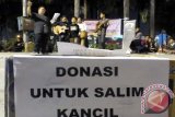 Sejumlah seniman membacakan puisi sebagai aksi solidaritas untuk Salim Kancil di alun-alun Kabupaten Jember, Rabu (30/9) malam. Beberapa seniman membaca puisi dan aksi teatrikal sebagai bentuk keprihatinan atas terbunuhnya aktivis antitambang di Lumajang tersebut. Antara Jatim/Zumrotun Solichah/zk/15