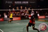 Peserta audisi Badminton Jabir Shiyamudin (kiri) mengembalikan Shuttlecock dari Dhiyaa Vibian Ashar (kanan) pada audisi beasiswa Djarum Badminton di GOR Djarum, Jati, Kudus, Jawa Tengah, Rabu (2/9). Sebanyak 913 peserta dari berbagai daerah ikut dalam audisi ke 9 yang memperebutkan Djarum beasiswa bulutangkis 2015. ANTARA FOTO/Yusuf Nugroho/wdy/15.
