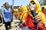 Menteri Koordinator Bidang Pembangunan Manusia dan Kebudayaan Puan Maharani disambut sejumlah siswa yang memainkan alat musik Polopalo saat menghadiri pembukaan Festival Boalemo di Pantai Bolihutuo Boalemo, Gorontalo, Kamis (10/9). Festival Boalemo yang menampilkan sejumlah budaya dan wisata bahari Bolaemo tersebut berlangsung 10-14 September 2015 dan dalam rangkaian perayaan Sail Tomini 2015. ANTARA FOTO/Yusran Uccang/wdy/15