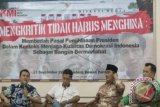 Anggota DPR Komisi III dari F-PKB Abdul Kadir Kading (kiri) berbicara bersama Ketua DKPP Ketua Dewan Kehormatan Penyelenggara Pemilu (DKPP) Jimly Asshiddiqie (kedua kanan), Moderator Rauf Qusyairi (kedua kiri), dan Perwakilan Kemenkumham Dahana Putra (kanan) dalam diskusi bertajuk Mengkritik Tidak Harus Menghina di Gedung Dewan Pers, Jakarta, Rabu (23/9). Diskusi tersebut membedah pasal penghinaan presiden dalam konteks menjaga kualitas demokrasi Indonesia sebagai bangsa bermartabat. ANTARA FOTO/Rosa Panggabean/wdy/15.