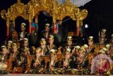 Kelompok Sekaa Gong Anak-anak Banjar Anyar Padang Sambian memainkan komposisi tabuh Kosalia Arini saat Parade Gong Kebyar di Kota Denpasar, Bali, Jumat (25/9) malam. Parade gong kebyar yang merupakan kesenian tabuh gamelan tradisonal Bali tersebut digelar dalam rangkaian Mahabandhana Prasada 2015 untuk melestarikan kesenian tradisional khususnya kepada generasi muda. ANTARA FOTO/Fikri Yusuf/wdy/15
